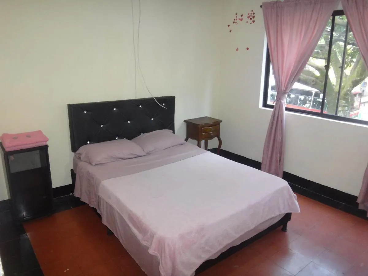 La Casa De La Floresta Dormitorios Medellin Homestay